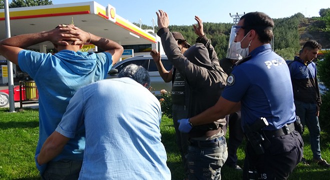 Polisin kimlik sorduğu kaçak göçmenler,  evde unuttuk  dedi