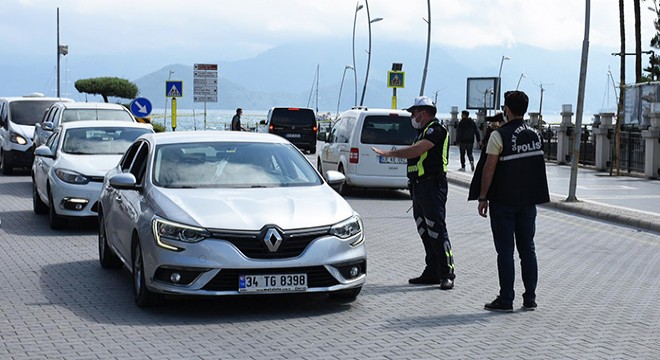 Polisin  maske  denetiminde, 1 saatte 23 sürücüye ceza