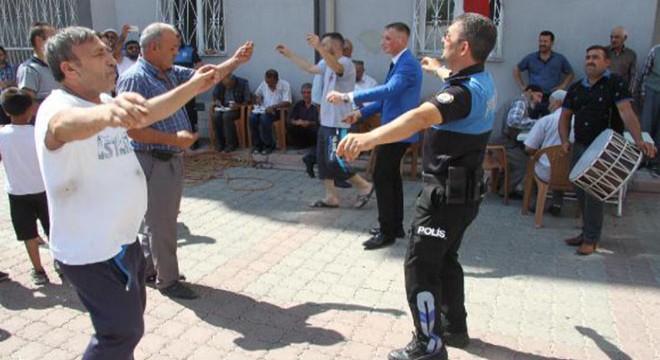 Polisler, düğünde önce silah atılmaması konusunda uyardı, ardından oynadı
