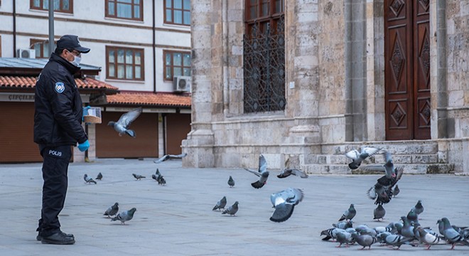 Polisler, güvercinleri besledi