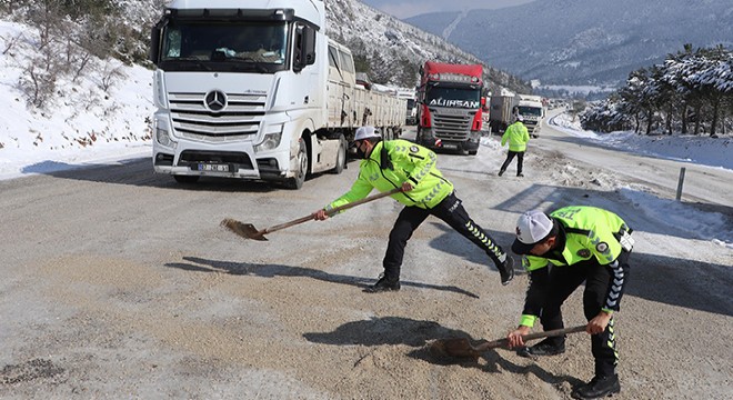 Polisler, kapanan yolu küreklerle tuz atarak açtı