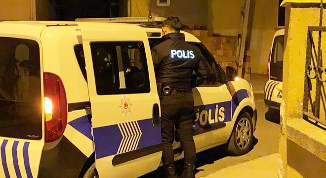 Polislere camdan uyuşturucu madde, halı ve ayakkabı fırlatıldı