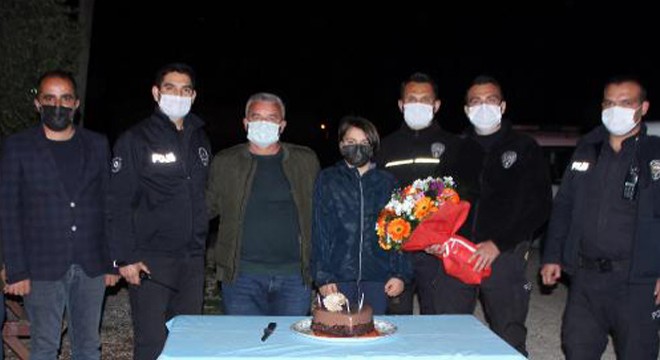 Polislere pastalı kutlama