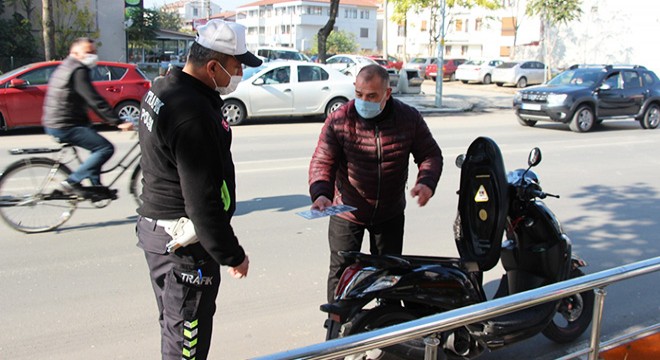 Polisleri görünce plakasını taktı, cezadan kurtulamadı