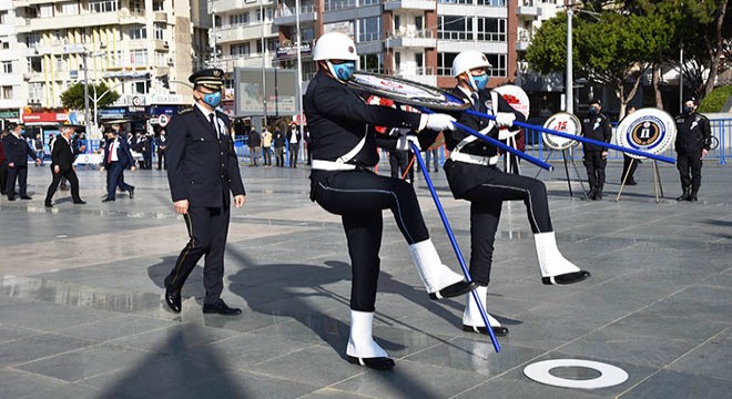 Polisten Atatürk Anıtı'na çelenk