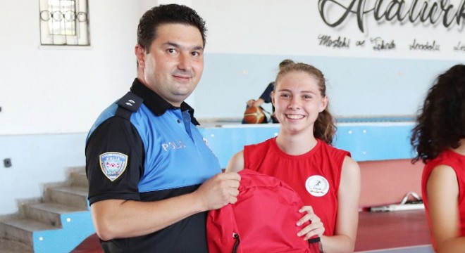 Polisten 'Hayallerinin peşinden koşan' öğrencilere hediye