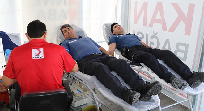 Polisten, Türk Kızılayı'na destek
