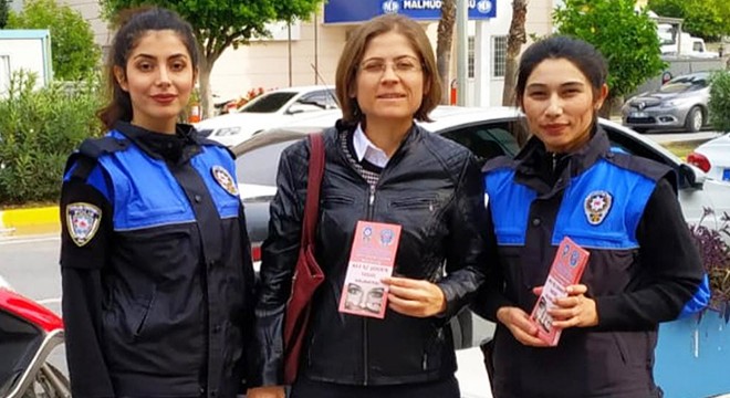 Polisten 'aile içi şiddetle mücadele' broşürü