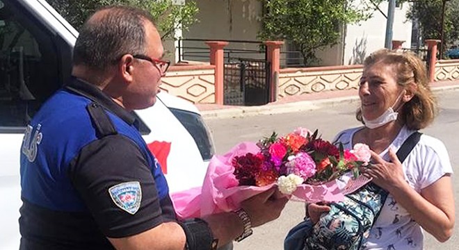 Polisten 'anneler günü' kutlaması