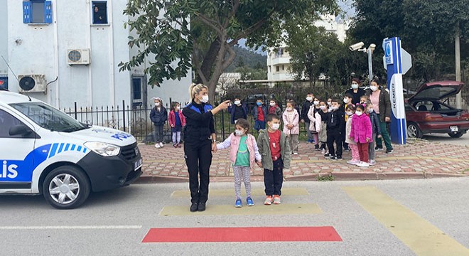 Polisten, çocuklara yaya geçidi kullanma eğitimi