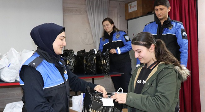 Polisten, öğrencilere kıyafet desteği
