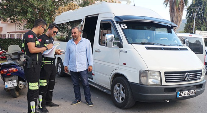 Polisten okul önlerinde sıkı denetim