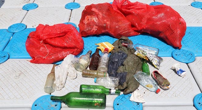 Porsuk Çayı'ndan 20 dakikada 3 çuval çöp çıkarıldı