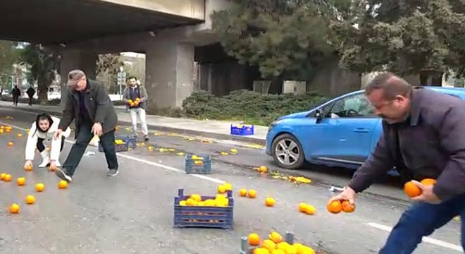 Portakalları yola saçılan kamyonet sürücüsüne yardım ettiler