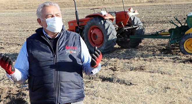Profesör, mesai saatleri dışında köyünde çiftçilik yapıyor