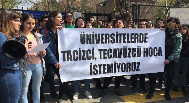 Profesör, öğrencileri tarafından protesto edildi
