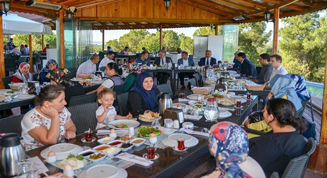 Protokol üyeleri özel öğrencilerin aileleriyle buluştu