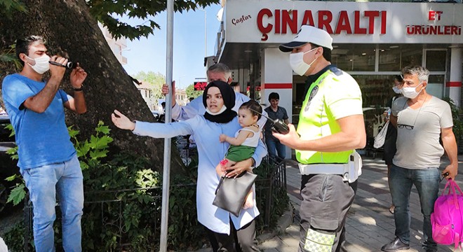 Otomobilin çarptığı anne gözyaşlarını tutamadı