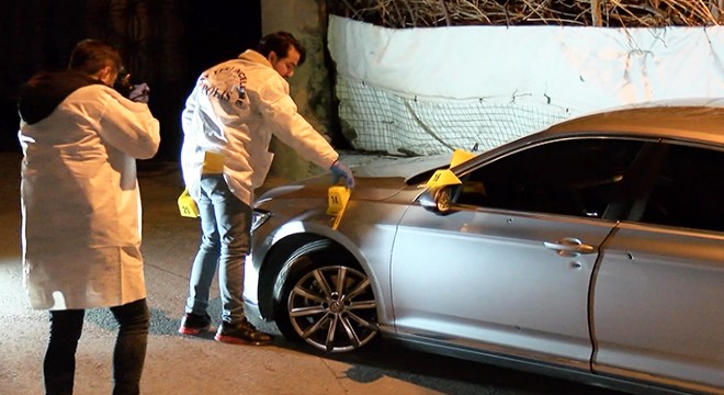 Pusu kurdukları otomobile kurşun yağdırdılar