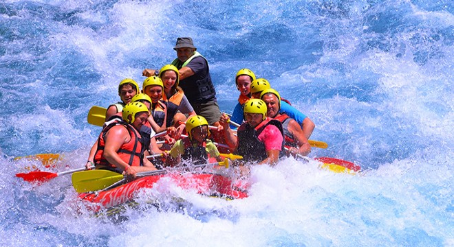 Rafting botları Köprülü Kanyon'u renklendirdi