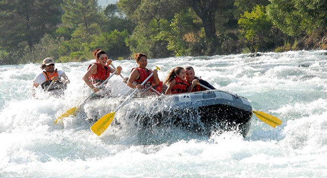 Rafting botları suya iniyor