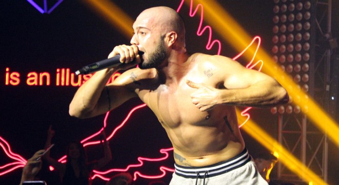 Rapçi Ben Fero'dan sahnede şınav ve asker selamı