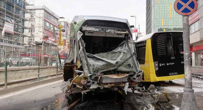 Raydan çıkan tramvay otobüse çarptı