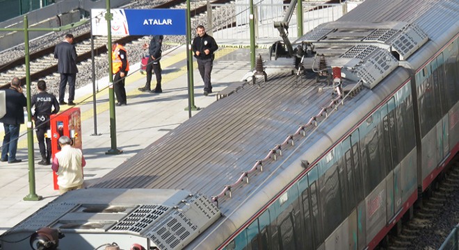 Raylara düşen yaşlı adam tren altında kaldı