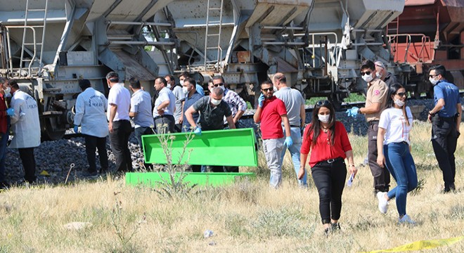 Raylardan geçerken trenin altında kalarak öldü