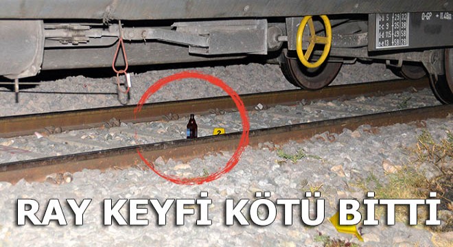 Rayların üzerinde alkol alırken, tren çarptı