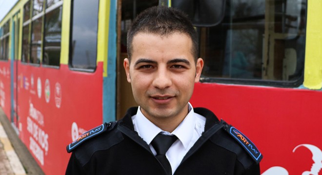 Rayların üzerinde su içen kedi için tramvayı durdurdu