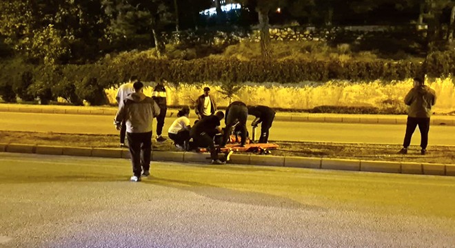 Refüje çarpan motosikletin sürücüsü yaralandı