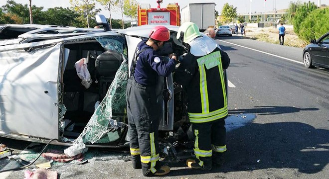 Refüje çarpan otomobil devrildi: 4 yaralı