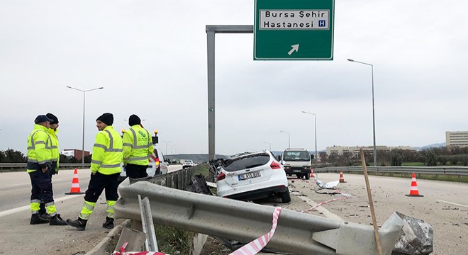 Refüje çarpan otomobile bariyer saplandı