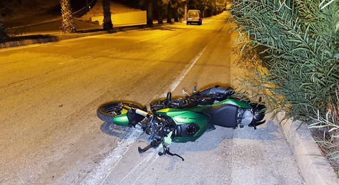 Refüje çarpıp devrilen motosikletin sürücüsü öldü