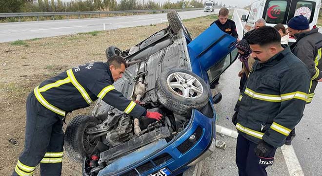 Refüje devrilen otomobilin sürücüsü yaralandı