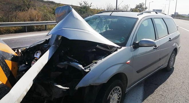 Refüje saplanan otomobilden yara almadan kurtuldu