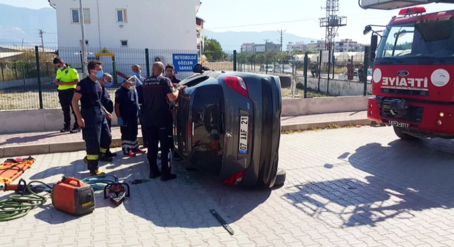 Refüje çarpıp devrilen otomobilin sürücüsü yaralandı