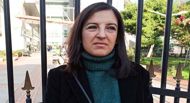 Rehin aldığı eşinin kafasını demir korkuluklara vurmuş