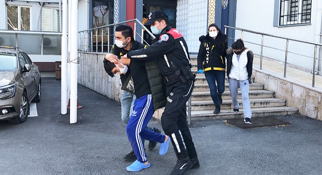 Rehin alıp 'kırmızı etek' giydiren sanığa tahliye