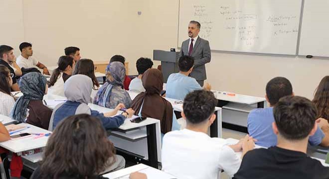 Rektör, ilk ders gününde öğrencileri dinledi
