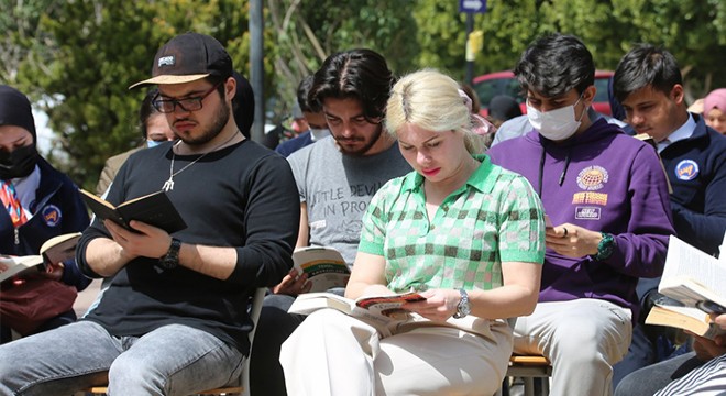 Rektör Özkan öğrencilerle kitap okuma etkinliğinde buluştu