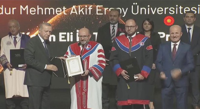 Rektörlüğünü yaptığı üniversitenin öğrencisi oldu