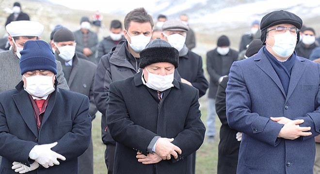 Rektörün babasına maske ve eldivenli cenaze töreni