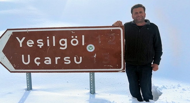 Rengiyle ilgi çeken Yeşilgöl buz tuttu, kar altında kaldı