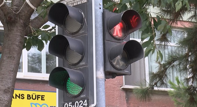 Renk değiştirmeyen trafik ışığı