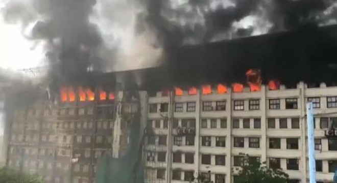 Resmi dairelerin olduğu binada korkutan yangın