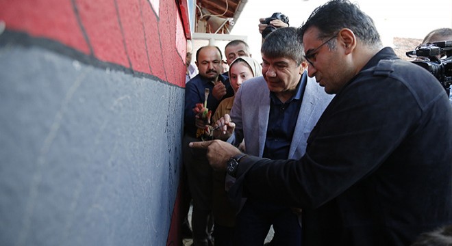 Ressam Güneştekin ve Demir, Antalya da köy okulunu boyadı