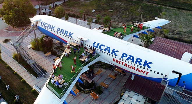 Restoran uçağın kanatlarında zeybek gösterisi