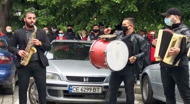 Restoran işletmecileri koronavirüs tedbirlerine müzikle protesto etti